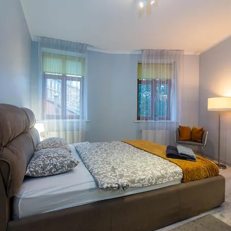 Modern In Center Apartment *